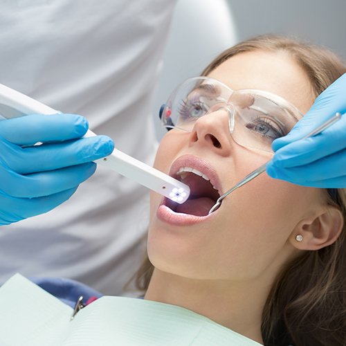 Peridontist capturing intraoral images